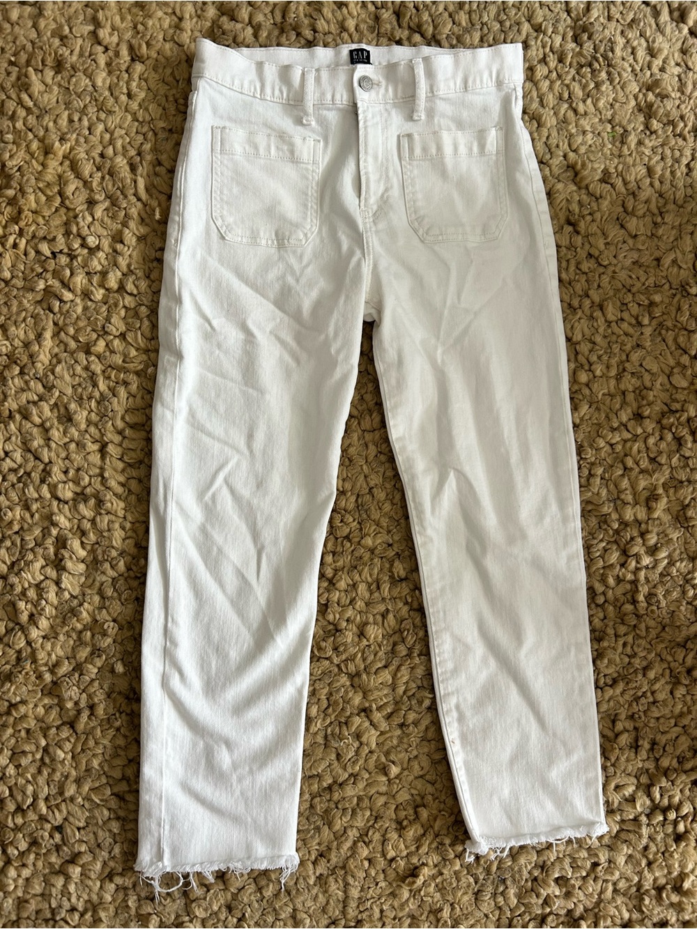 GAP White Cropped “cheeky” straight Ankle Jeans
